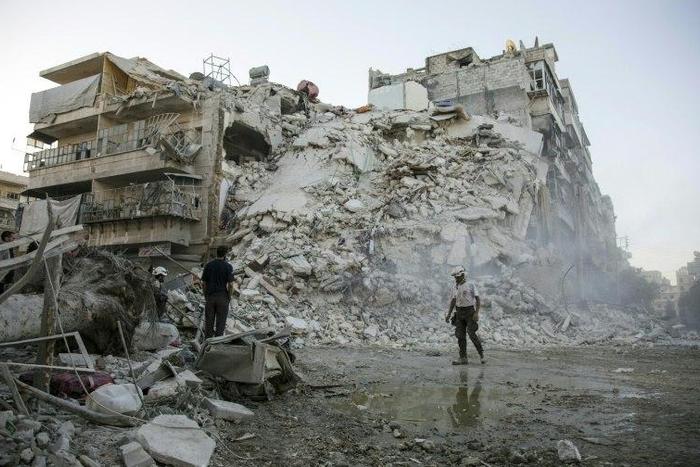 The Kremlin has announced that Russian and Syrian air forces have stopped bombing Aleppo prior to a "humanitarian pause" in the battered city