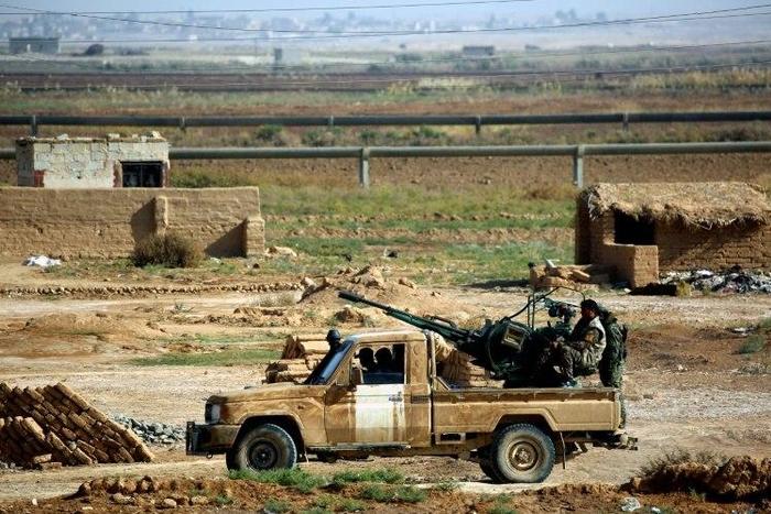 Fighters from a Kurdish-Arab alliance known as the Syrian Democratic Forces pictured in the northern Syrian village of al-Huriya on November 11, 2016 near the front line of fighting against jihadists of the Islamic State group