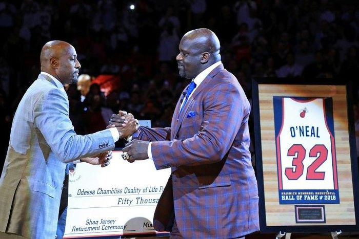 Shaquille O'Neal (R) is honored by former teammate Alonzo Mourning as the Heat retire his number 32 jersey