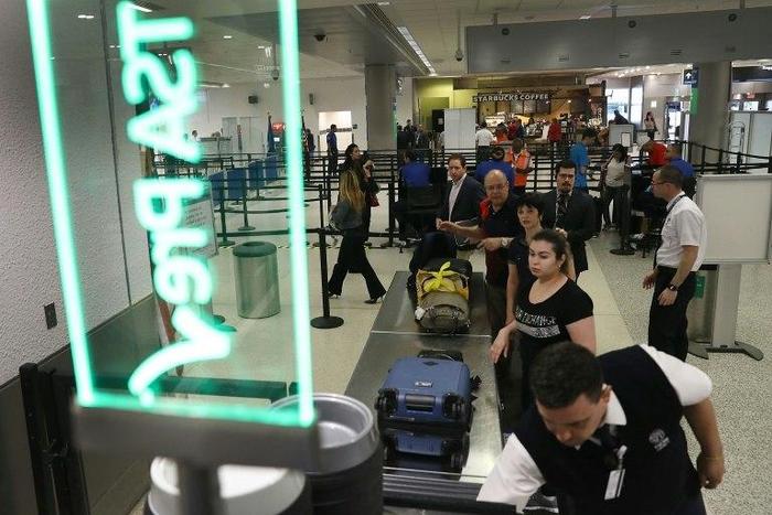 A US customs service IT glitch has left thousands of airline passengers waiting for clearance to enter the country