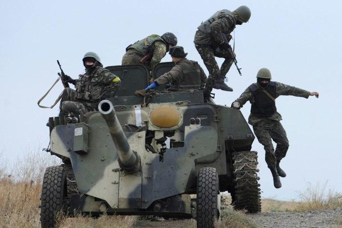 Ukrainian soldiers with an artillery field gun near the eastern city of Mariupol in 2014