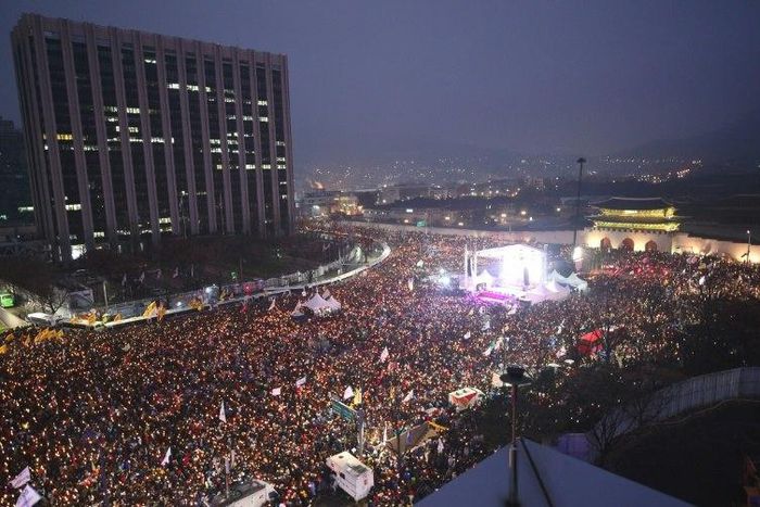 Protesters hold candles during a huge anti-government rally demanding the resignation of South Korea's President Park Geun-Hye in Seoul