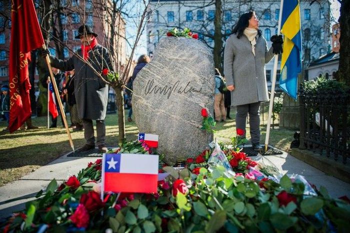 People stand near the grave of former Swedish Prime Minister Olof Palme, on February 28, 2016 just a few blocks away from the place where he was shot and killed 30 years ago in the center of Stockholm