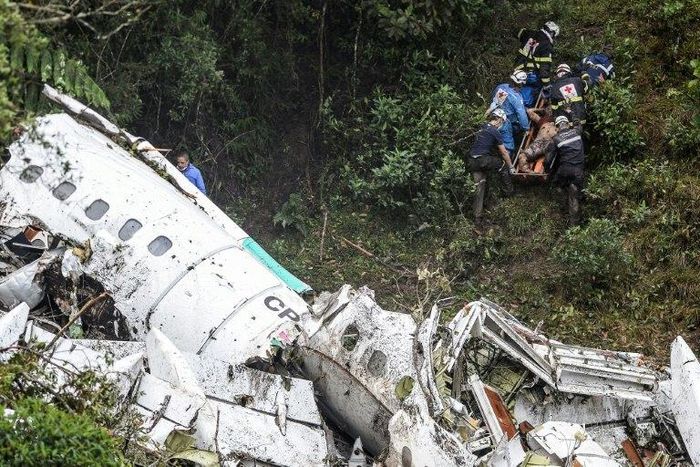 Rescue teams recover bodies of victims of the LAMIA airlines charter that crashed in the mountains of Cerro Gordo, in Colombia on November 29, 2016, while carrying members of the Brazilian football team Chapecoense Real
