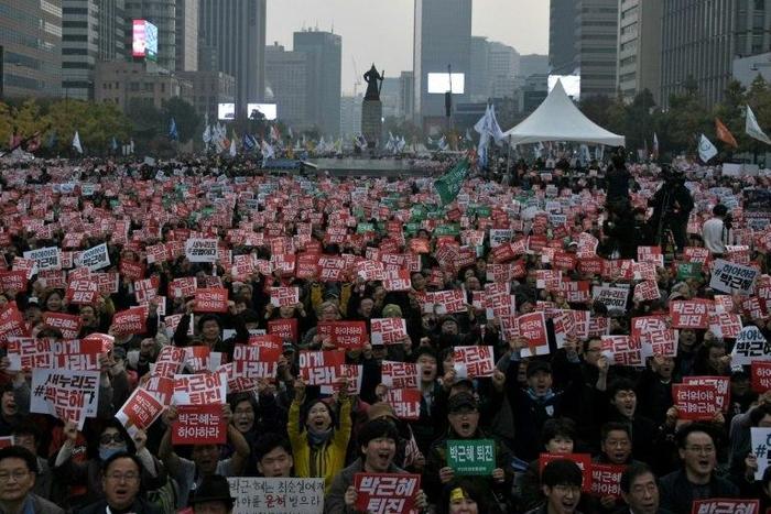 Protesters call for the resignation of South Korean President Park Geun-Hye, at Gwanghwamun square in Seoul, on November 5, 2016