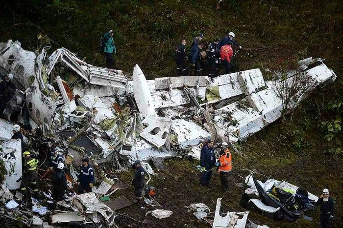 Rescuers search for survivors from the wreckage of the LAMIA airlines charter plane carrying members of the Chapecoense Real football team that crashed in the mountains of Cerro Gordo, municipality of La Union, on November 29, 2016