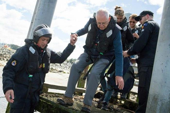 Stranded tourists are being evacuated from Kaikoura to a naval ship on November 16, 2016, after an earthquake hit New Zealand two days earlier