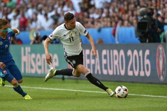 Wolfsburg player (R), Julian Draxler, repeated his wish to quit Wolfsburg after being dropped for the first time