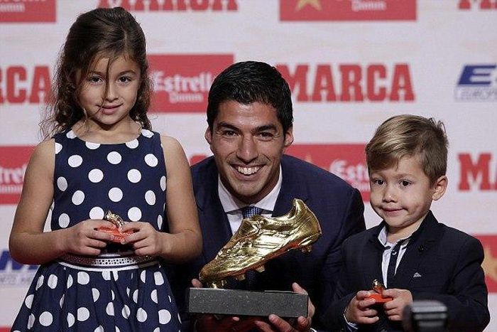 Luis Suarez with his daughter and son