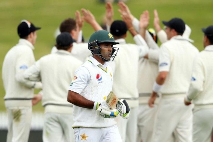 New Zealand players celebrate the wicket of Pakistan's Asad Shafiq (C) during day five of the second cricket Test match against Pakistan on November 29, 2016
