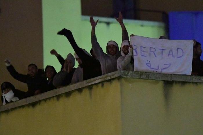 Migrants protest on the roof of a detention centre in Madrid on October 19, 2016