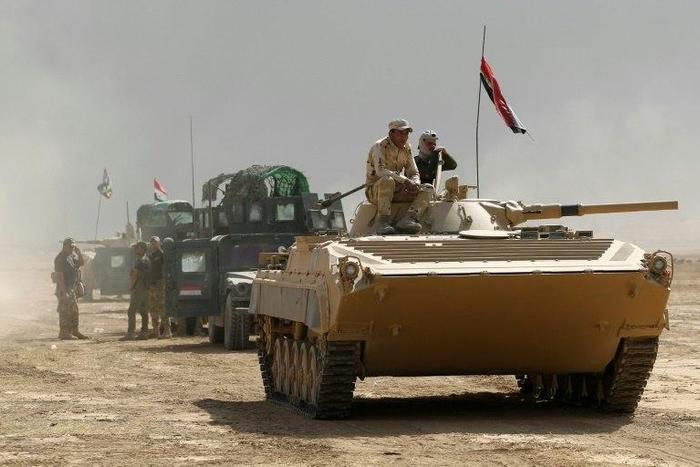 Iraqi forces hold a position in the area of al-Shurah, south of Mosul, as they advance towards the city to retake it from the Islamic State (IS) group jihadists, on October 17, 2016