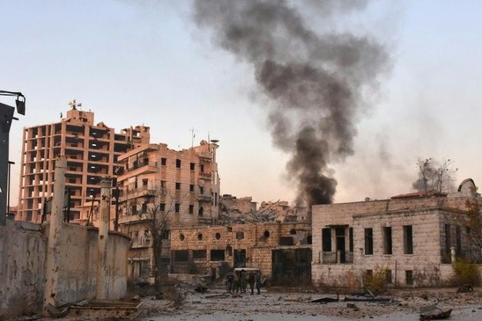 Smoke billows in Aleppo's Bustan al-Basha district on November 28, 2016, during Syrian pro-government forces assault to retake the entire city from rebels