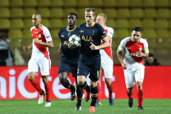 Tottenham's British forward Harry Kane seals d an improved deal that ties him to the team until 2022