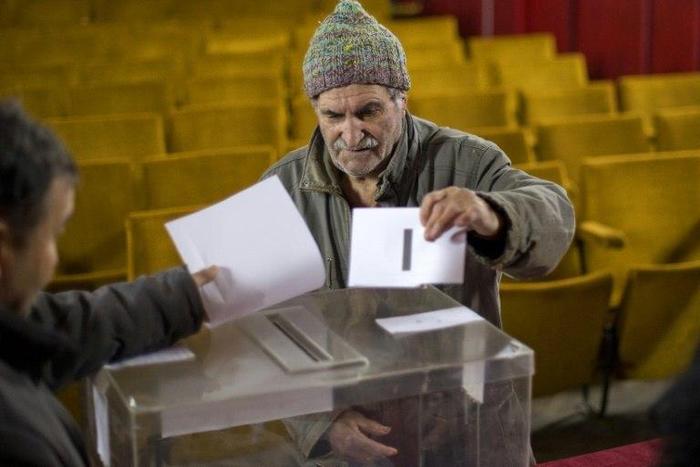 A Bulgarian man casts his ballot in the presidential elections on November 13, 2016