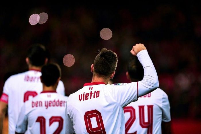Sevilla's Luciano Vietto celebrates a goal with teammates during a match against Malaga CF at the Ramon Sanchez Pizjuan stadium in Sevilla on December 17, 2016