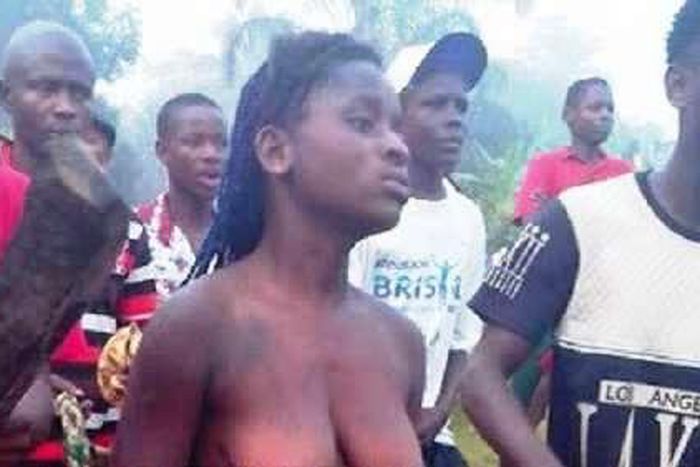 Án ƙwace suturan wata buduruwa kuma an bar ta a tsiraice domin satar Kaza ranar Kirismeti