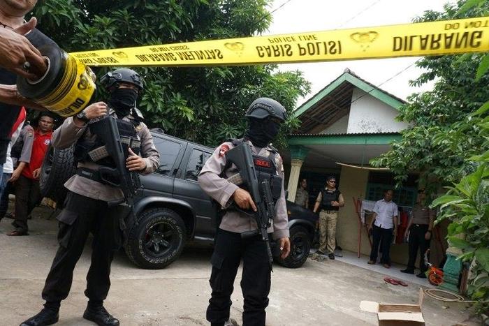 Anti-terror police secure the residence of a suspect who attacked several policemen in Tangerang, Banten province, on October 20, 2016