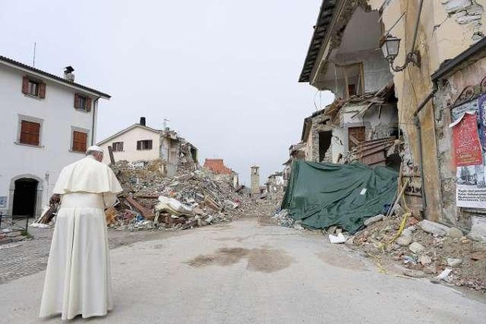 Pope Francis pays a visit to Italian earthquake site