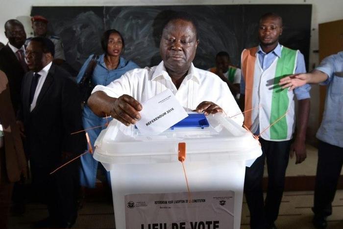 Former Ivory Coast President Henri Konan Bedie casts his vote at a polling station in Abidjan, on October 30, 2016, during a referendum on a new constitution