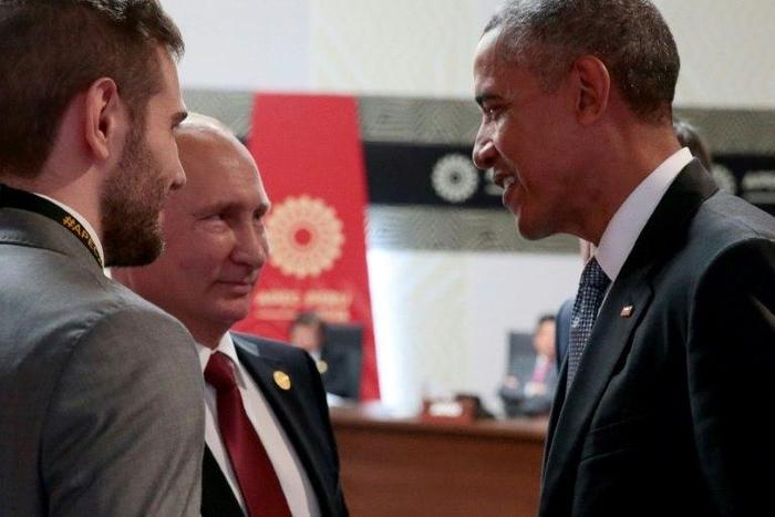 US President Barack Obama (R) speaks with Russia's President Vladimir Putin (2nd L) at the Asia-Pacific Economic Cooperation (APEC) Summit in Lima on November 20, 2016