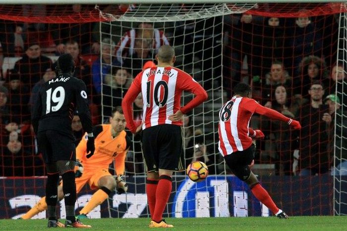 Sunderland's striker Jermain Defoe (R) scores their second goal from the penalty spot during the English Premier League football match between Sunderland and Liverpool at the Stadium of Light in Sunderland, north-east England on January 2, 2017
