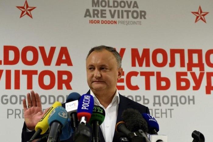 Moldova's presidential candidate Igor Dodon gestures during a press conference after the end of voting in Chisinau on November 13, 2016