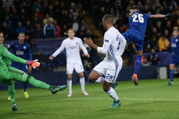 Leicester City's Riyad Mahrez (R) shoots past FC Copenhagen's goalkeeper Robin Olsen (L) to scores his team's first goal during at the King Power Stadium in Leicester, central England on October 18, 2016