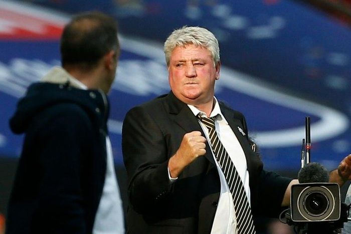 Steve Bruce (R) has so far guided Aston Villa to two draws and a win since replacing Roberto di Matteo as manager