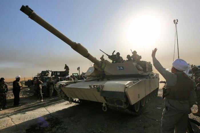 Iraqi forces deploy south of Mosul as they advance towards the city to retake it from Islamic State group jihadists on October 17, 2016