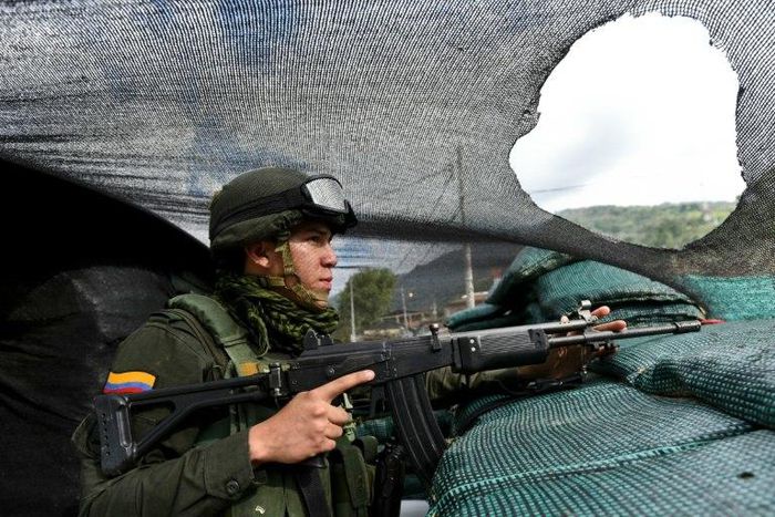 A Colombian police officer guards the police headquarters in Toribio, department of Cauca, Colombia, on October 3, 2016