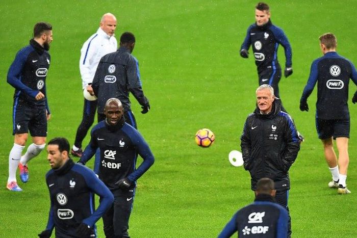 France's head coach Didier Deschamps (C) looks at his players during a training session at the Stade de France stadium in Saint-Denis, north of Paris, on the eve of the FIFA World Cup 2018 qualifying football match against Sweden