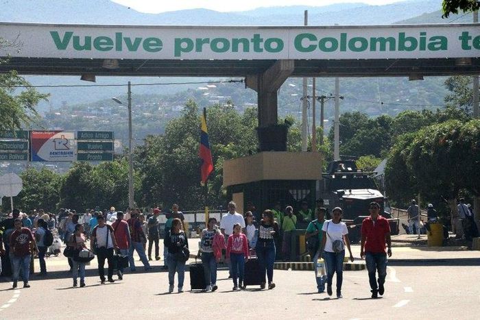 People cross the Simon Bolivar international bridge from San Antonio del Tachira, Venezuela to Norte de Santander province, Colombia, on December 20, 2016
