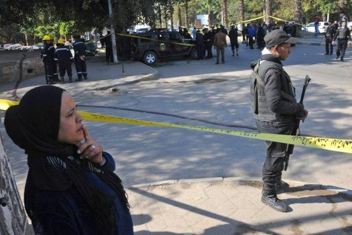 Egyptian security services cordon off the site of a bomb attack next to a police checkpoint in the western Talibiya district of the capital Cairo on December 9, 2016