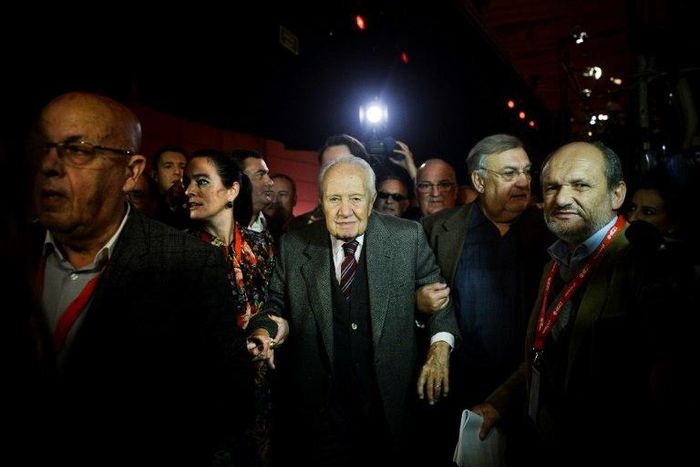 Former Portuguese President Mario Soares (C) was a towering figure in Portuguese politics for decades, having served as foreign minister, prime minister and as president from 1986 to 1996