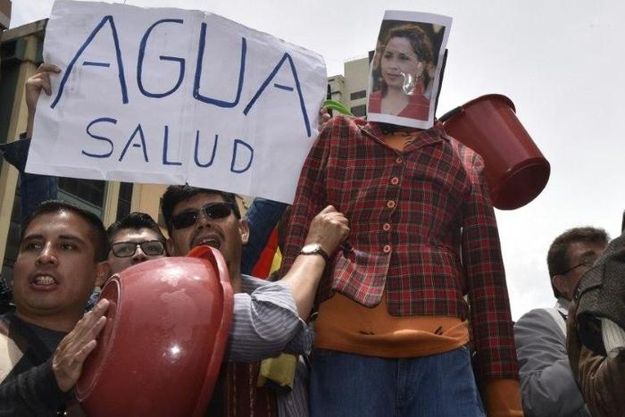 People protest in La Paz on November 18, 2016 against Bolivia's water shortage
