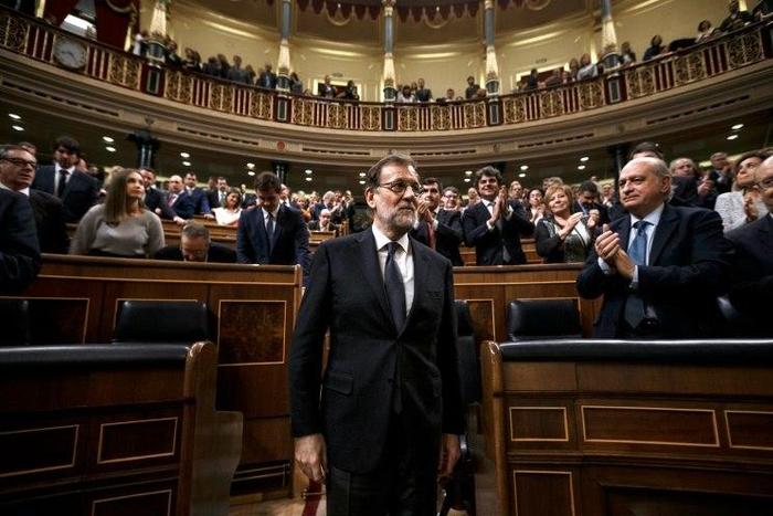 Newly-reelected Spanish Prime Minister Mariano Rajoy (C) kept Luis de Guindos as economy minister and Cristobal Montoro as finance minister