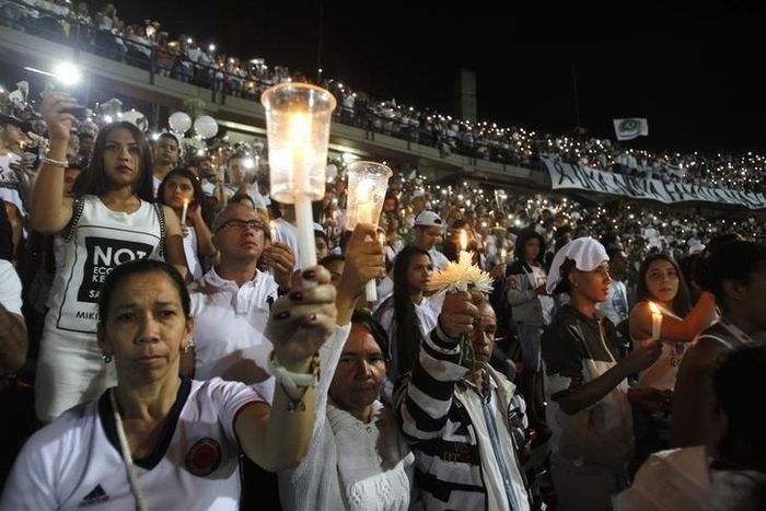 Fans of Atletico Nacional soccer club hold candles as they pay tribute to the players of Brazilian club Chapecoense killed in the recent airplane crash, in Medellin, Colombia, September 30, 2016.   REUTERS/Fredy Builes
