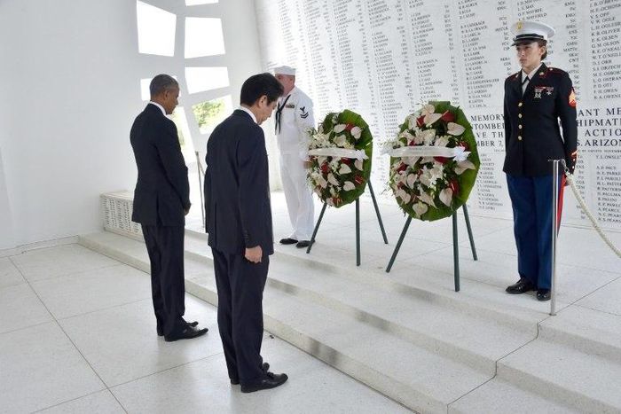 US President Barack Obama (L) and Japanese Prime Minister Shinzo Abe place wreaths at the USS Arizona Memorial at Pearl Harbor in Honolulu, Hawaii on December 27, 2016