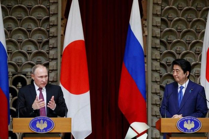 Russian President Vladimir Putin (L) and Japanese Prime Minister Shinzo Abe end a two-day summit with no deal over disputed islands
