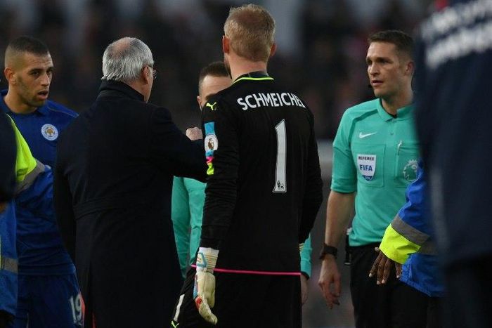 Leicester City's manager Claudio Ranieri (2nd L) talks to referee Craig Pawson (R) at half-time during their English Premier League match against Stoke City, at the Bet365 Stadium in Stoke-on-Trent, on December 17, 2016