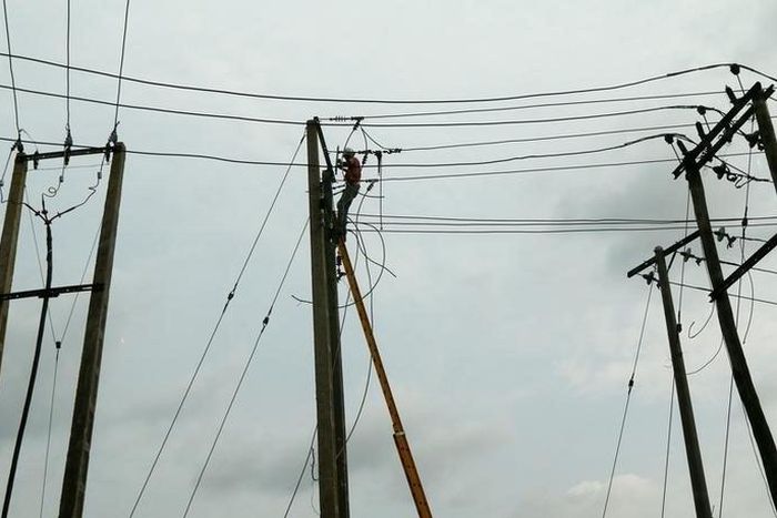 A power labourer fixes electric cables on a pole in Ojodu district in Nigeria's commercial capital Lagos September 29, 2016.REUTERS/Akintunde Akinleye.
