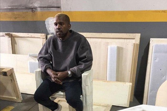 Kanye West debuts blond look