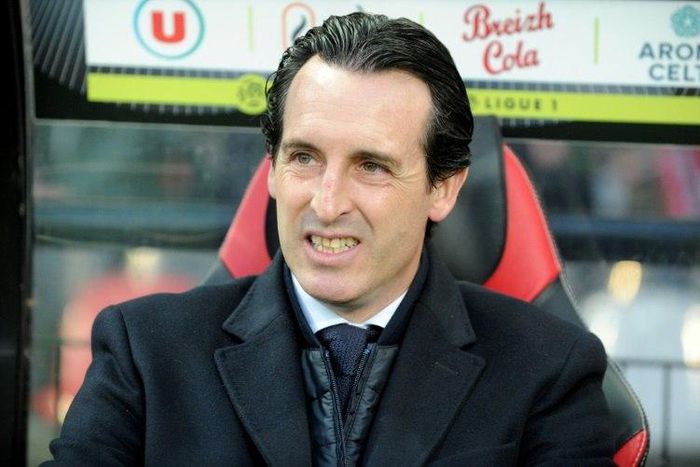 Paris Saint-Germain's Spanish headcoach Unai Emery looks on during the French Ligue 1 football match Guingamp against PSG (Paris Saint Germain) December 17, 2016