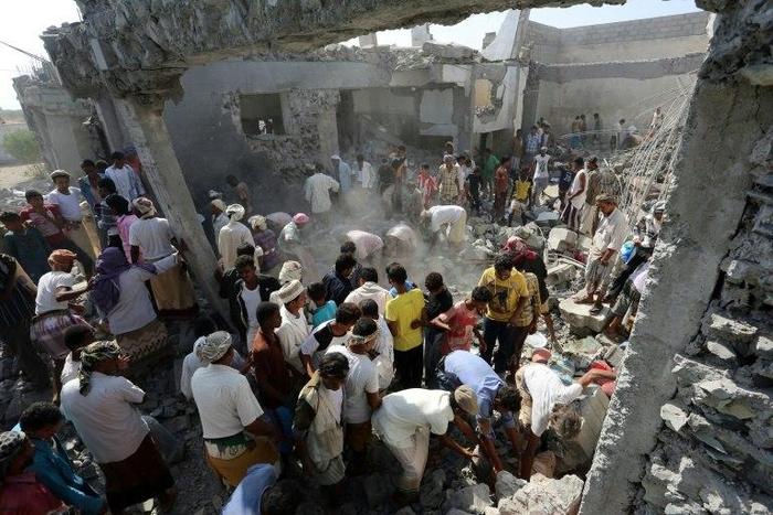 Yemenis gather amidst the rubble at a detention centre hit by Saudi-led coalition air strikes in al-Zaidia district of the Red Sea port city of Hodeidah, on October 30, 2016