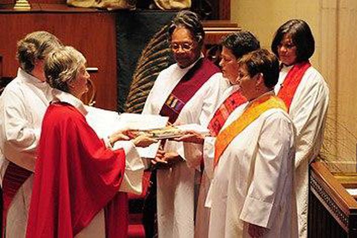 Pope Francis shuts down hopes for female priests