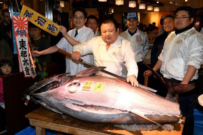Kiyoshi Kimura (C), president of sushi restaurant chain Sushi-Zanmai, has paid $636,000 for a 212-kilogramme blue fin tuna on the first trading day of 2017 at Tsukiji fish market