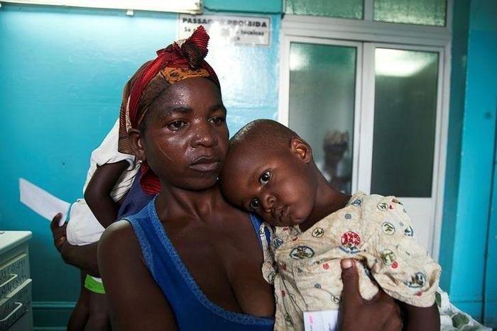 A mother holds her child suffering from yellow fever at a hospital in Luanda, Angola, March 15, 2016.