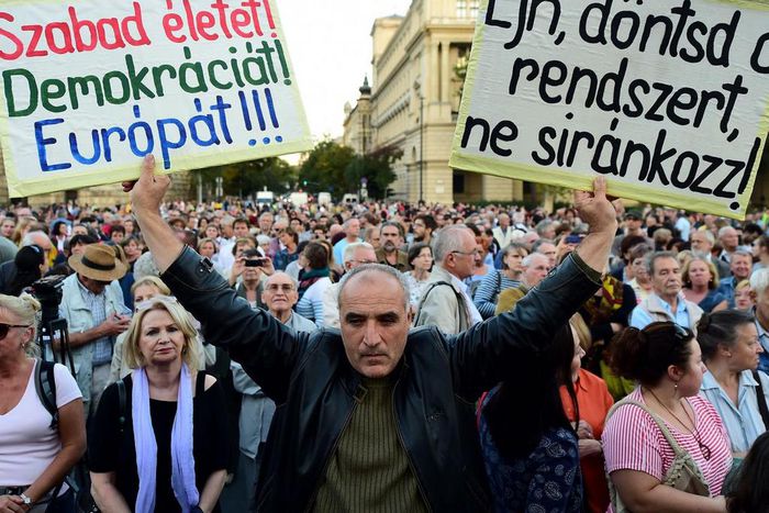 Hungary could ban mandatory EU migrant quotas in November