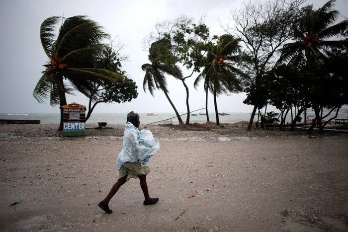Hurricane Matthew hammers western Haiti with deadly force